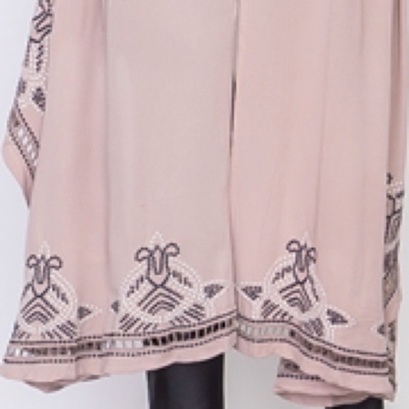 🌺 NWT Beautiful taupe kimonos - Picture 4 of 4